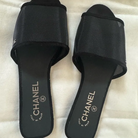 CHANEL Black Flats Minimalist Design - Picture 4 of 5